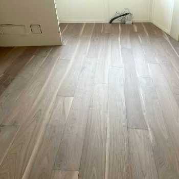 Parquet in noce americano naturale verniciato all'acqua